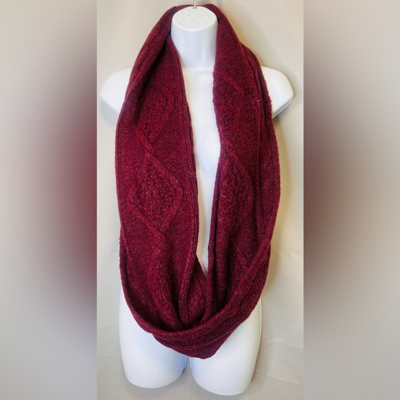 Old Navy Chunky Knit Infinity Scarf Women's One Size Fits All Burgundy Color - Picture 1 of 8